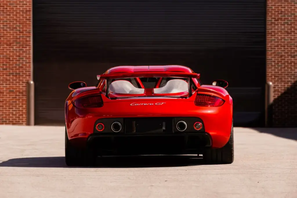 Cuando pintar un Porsche Carrera GT en el color de tu adversario tiene premio 12 Motor16 2005 porsche carrera gt rosso fuoco Mecum 6 Motor16