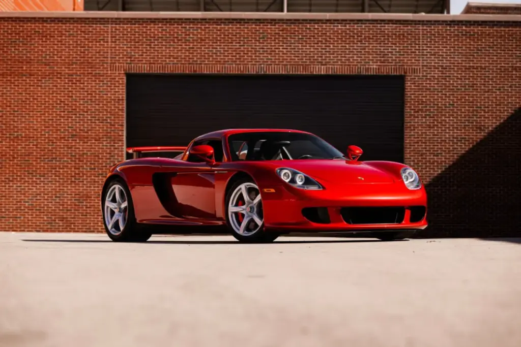 Cuando pintar un Porsche Carrera GT en el color de tu adversario tiene premio 6 Motor16 2005 porsche carrera gt rosso fuoco Mecum 7 Motor16