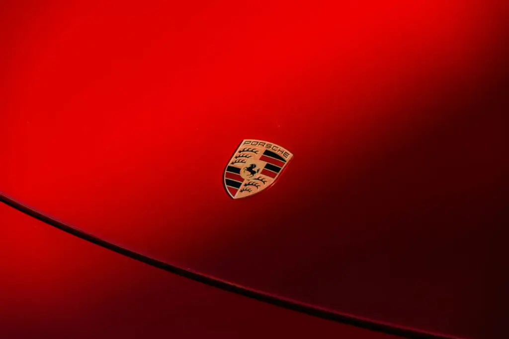 Cuando pintar un Porsche Carrera GT en el color de tu adversario tiene premio 14 Motor16 2005 porsche carrera gt rosso fuoco Mecum 8 Motor16