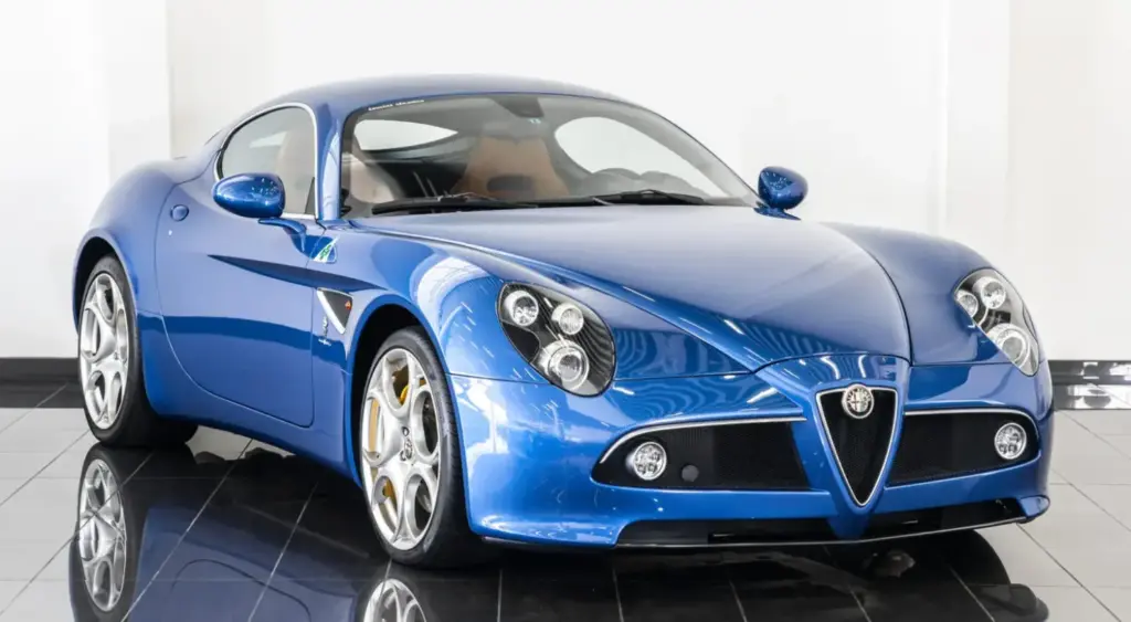 Los tres Alfa Romeo 8C que te quitarán las ganas de conducir un 33 Stradale... Y por la mitad de dinero 23 Motor16 2009 Alfa Romeo 8C Competizione Blue tominiclassics 1 Motor16