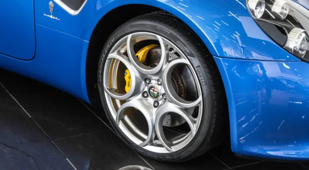 Los tres Alfa Romeo 8C que te quitarán las ganas de conducir un 33 Stradale... Y por la mitad de dinero 29 Motor16 2009 Alfa Romeo 8C Competizione Blue tominiclassics 10 Motor16
