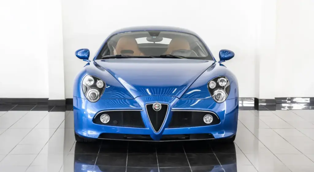 Los tres Alfa Romeo 8C que te quitarán las ganas de conducir un 33 Stradale... Y por la mitad de dinero 22 Motor16 2009 Alfa Romeo 8C Competizione Blue tominiclassics 2 Motor16