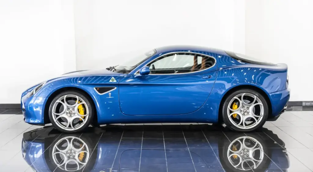 Los tres Alfa Romeo 8C que te quitarán las ganas de conducir un 33 Stradale... Y por la mitad de dinero 25 Motor16 2009 Alfa Romeo 8C Competizione Blue tominiclassics 4 Motor16