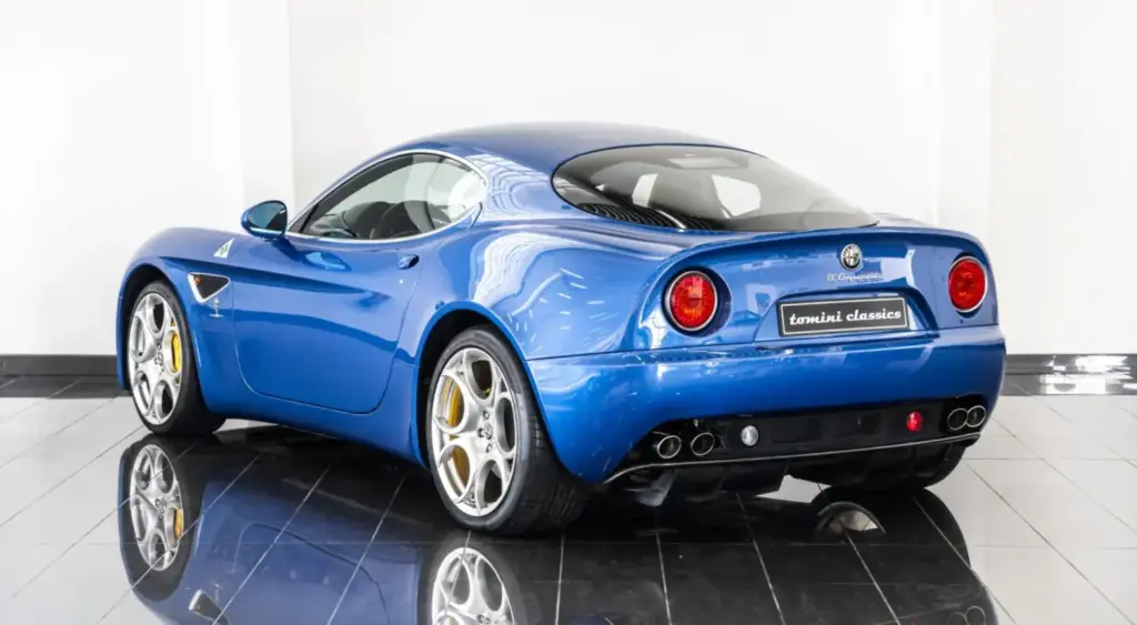 Los tres Alfa Romeo 8C que te quitarán las ganas de conducir un 33 Stradale... Y por la mitad de dinero 2 Motor16 2009 Alfa Romeo 8C Competizione. Tomini Classic. Imagen azul.