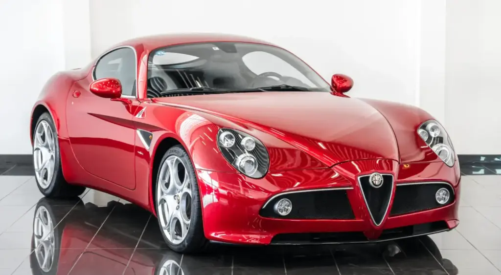 Los tres Alfa Romeo 8C que te quitarán las ganas de conducir un 33 Stradale... Y por la mitad de dinero 5 Motor16 2009 Alfa Romeo 8C Competizione Red tominiclassics 1 Motor16