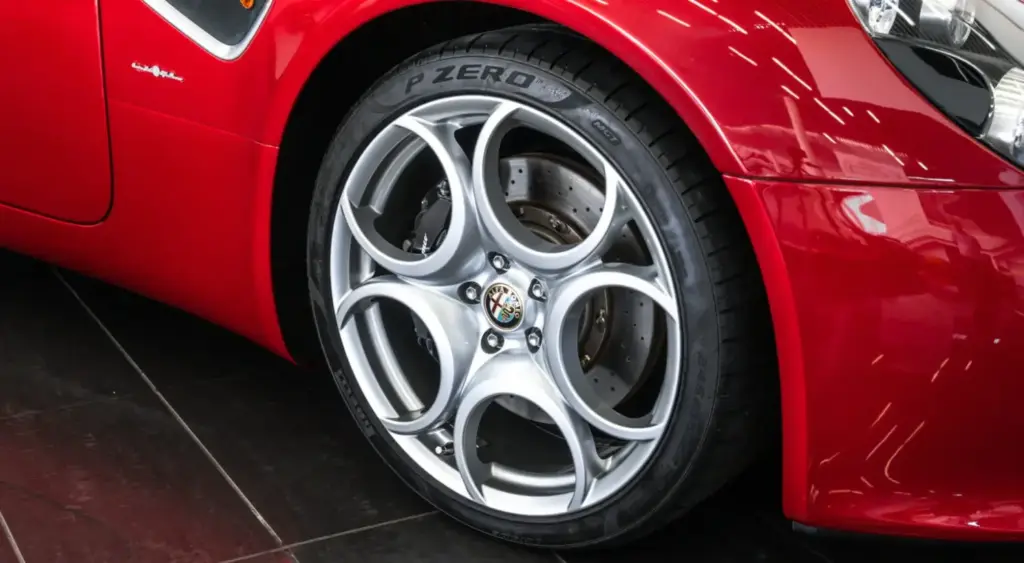 Los tres Alfa Romeo 8C que te quitarán las ganas de conducir un 33 Stradale... Y por la mitad de dinero 12 Motor16 2009 Alfa Romeo 8C Competizione Red tominiclassics 11 Motor16