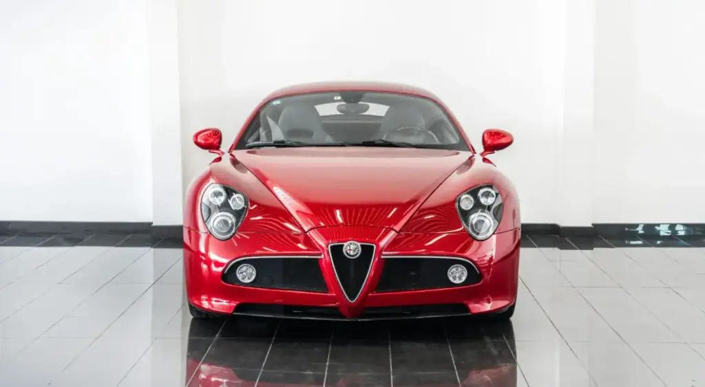 Los tres Alfa Romeo 8C que te quitarán las ganas de conducir un 33 Stradale... Y por la mitad de dinero 4 Motor16 2009 Alfa Romeo 8C Competizione Red tominiclassics 2 Motor16