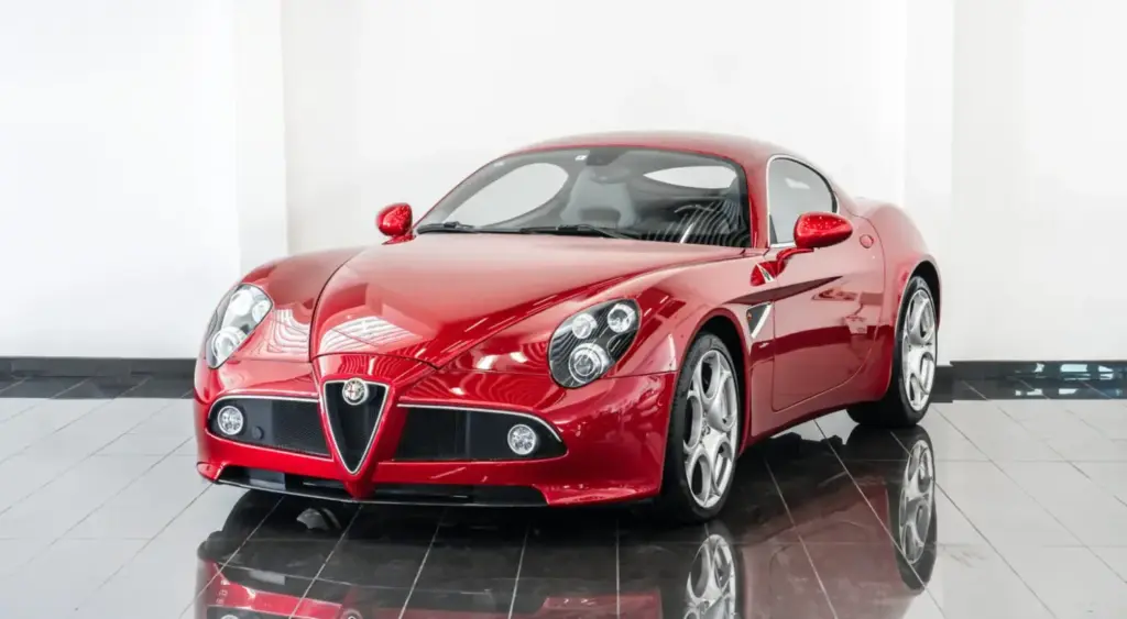 Los tres Alfa Romeo 8C que te quitarán las ganas de conducir un 33 Stradale... Y por la mitad de dinero 6 Motor16 2009 Alfa Romeo 8C Competizione Red tominiclassics 3 Motor16