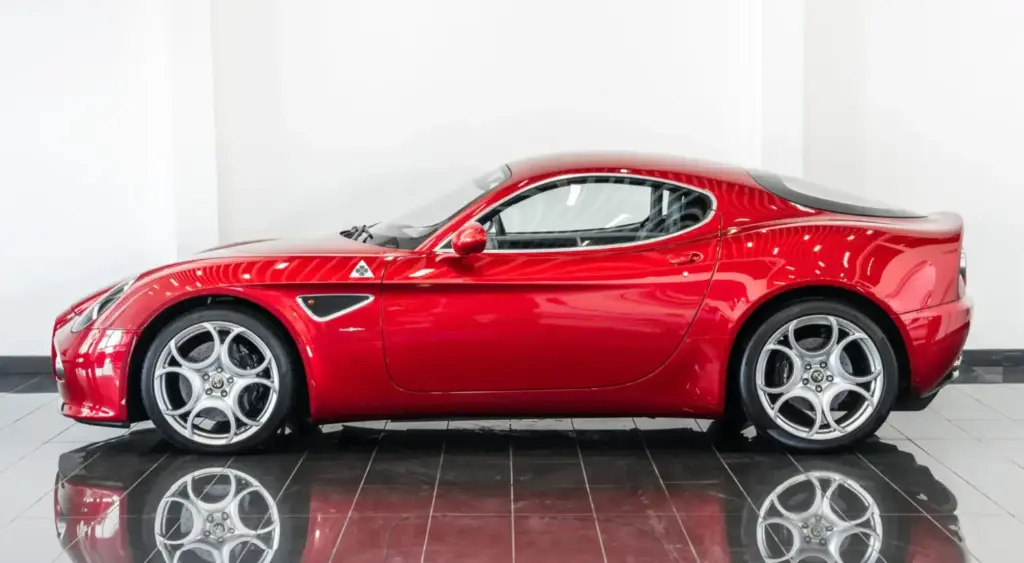 Los tres Alfa Romeo 8C que te quitarán las ganas de conducir un 33 Stradale... Y por la mitad de dinero 7 Motor16 2009 Alfa Romeo 8C Competizione Red tominiclassics 4 Motor16