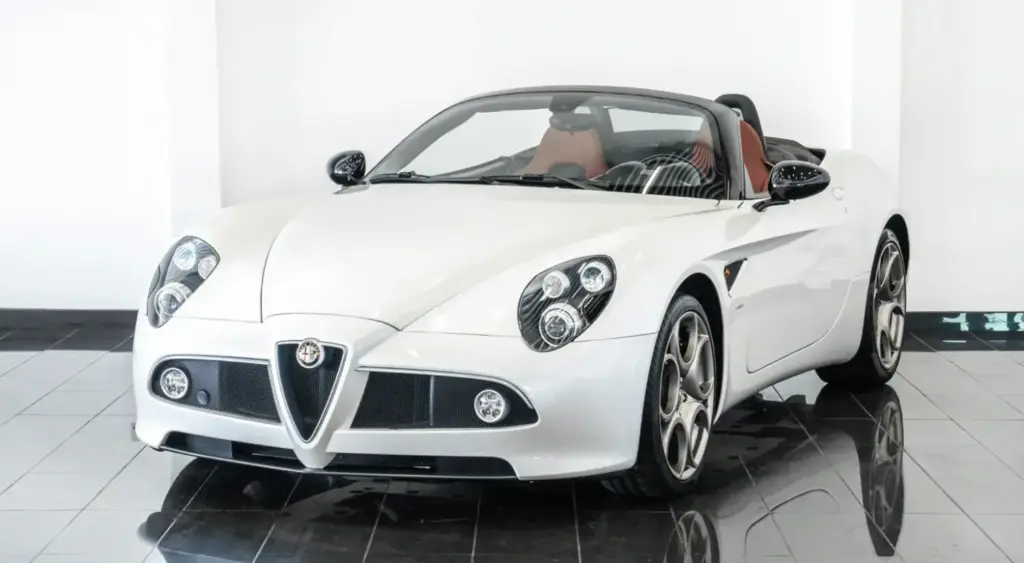 Los tres Alfa Romeo 8C que te quitarán las ganas de conducir un 33 Stradale... Y por la mitad de dinero 40 Motor16 2010 Alfa Romeo 8C Spider White tominiclassics 3 Motor16