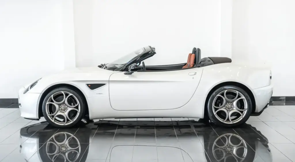 Los tres Alfa Romeo 8C que te quitarán las ganas de conducir un 33 Stradale... Y por la mitad de dinero 41 Motor16 2010 Alfa Romeo 8C Spider White tominiclassics 4 Motor16
