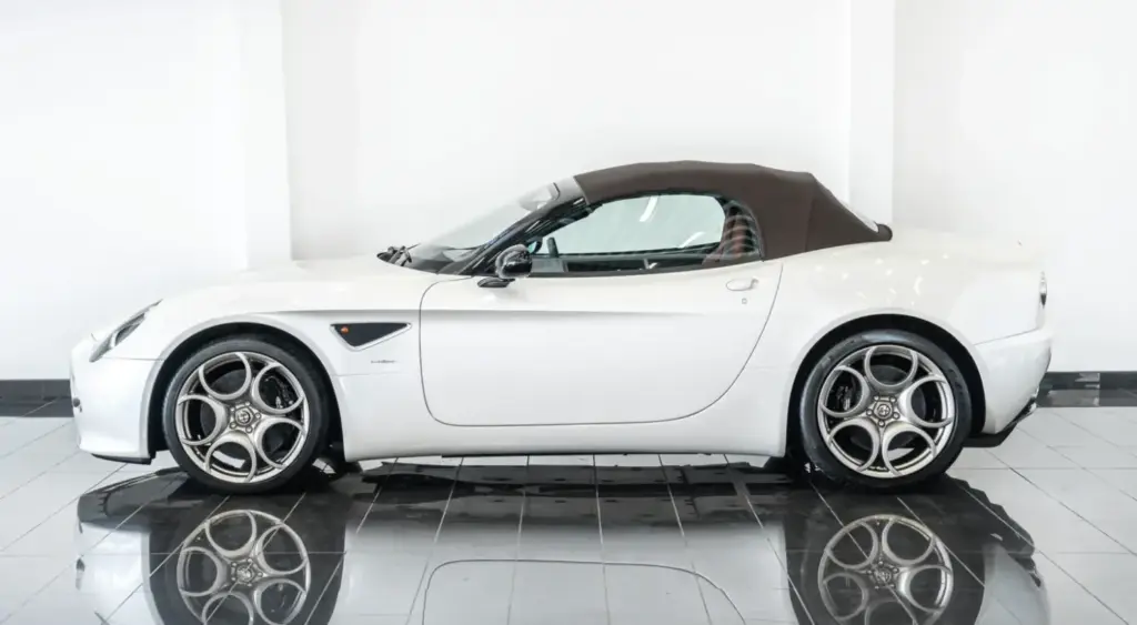 Los tres Alfa Romeo 8C que te quitarán las ganas de conducir un 33 Stradale... Y por la mitad de dinero 42 Motor16 2010 Alfa Romeo 8C Spider White tominiclassics 5 Motor16