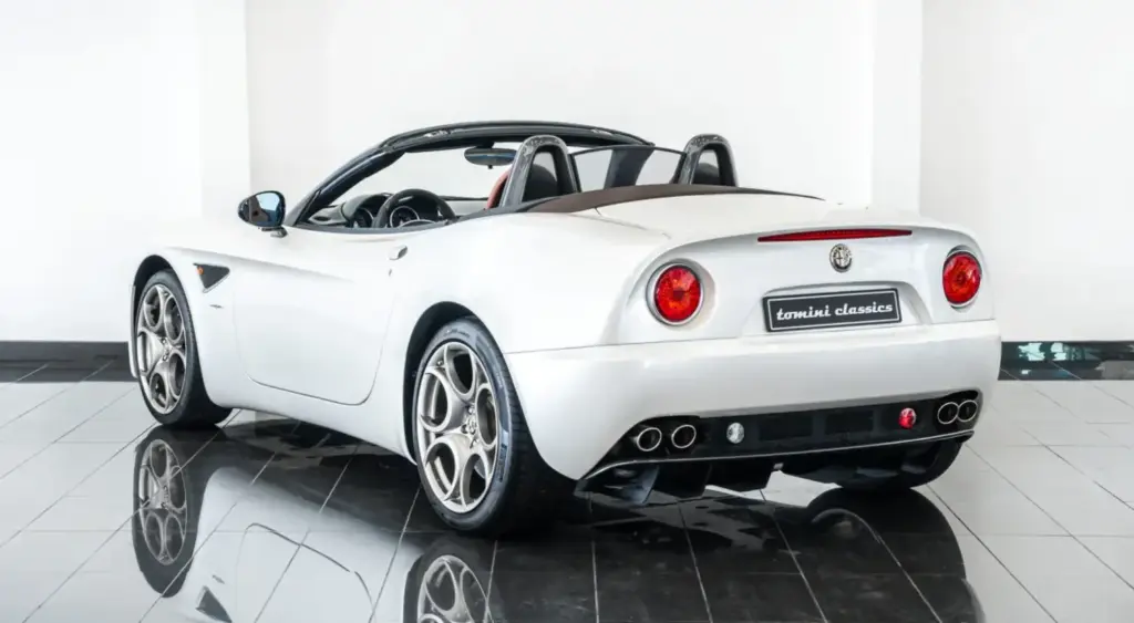 Los tres Alfa Romeo 8C que te quitarán las ganas de conducir un 33 Stradale... Y por la mitad de dinero 43 Motor16 2010 Alfa Romeo 8C Spider White tominiclassics 6 Motor16