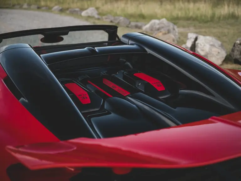 2025 Bugatti Mistral Italian Red. Imagen motor.