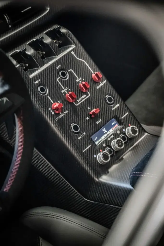 SGT reedita el mítico Alfa Romeo 155 del DTM con esta criatura de la que fabricarán 55 unidades 23 Motor16 2026 55 SGT Alfa Romeo 155 DTM 20 Motor16