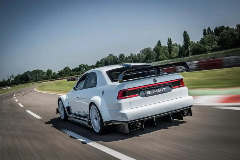 SGT reedita el mítico Alfa Romeo 155 del DTM con esta criatura de la que fabricarán 55 unidades 1 Motor16 2026 55 SGT. Alfa Romeo 155 DTM. Imagen trasera.