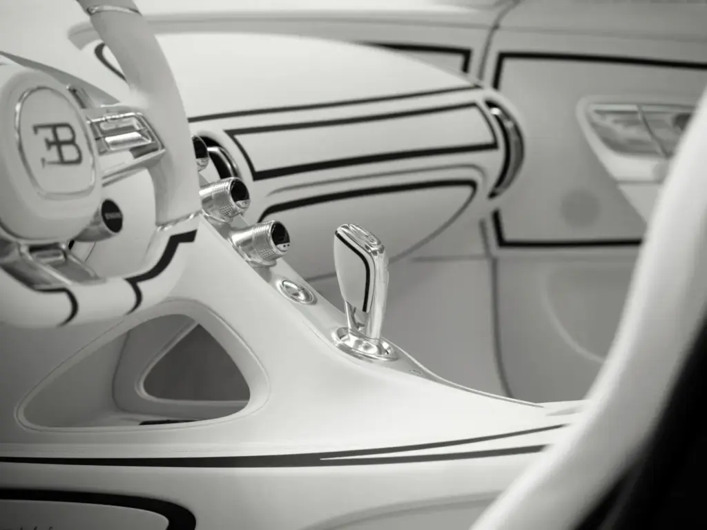 Blanc Éternel: El Bugatti W16 Mistral que coquetea con la porcelana más fina 21 Motor16 2026 BUGATTI Sur Mesure W16 Mistral blanc eternel 10 Motor16