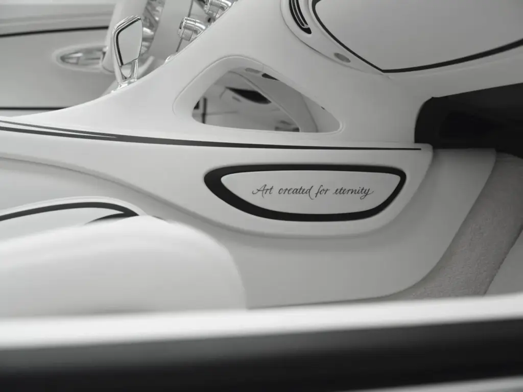 Blanc Éternel: El Bugatti W16 Mistral que coquetea con la porcelana más fina 23 Motor16 2026 BUGATTI Sur Mesure W16 Mistral blanc eternel 21 Motor16