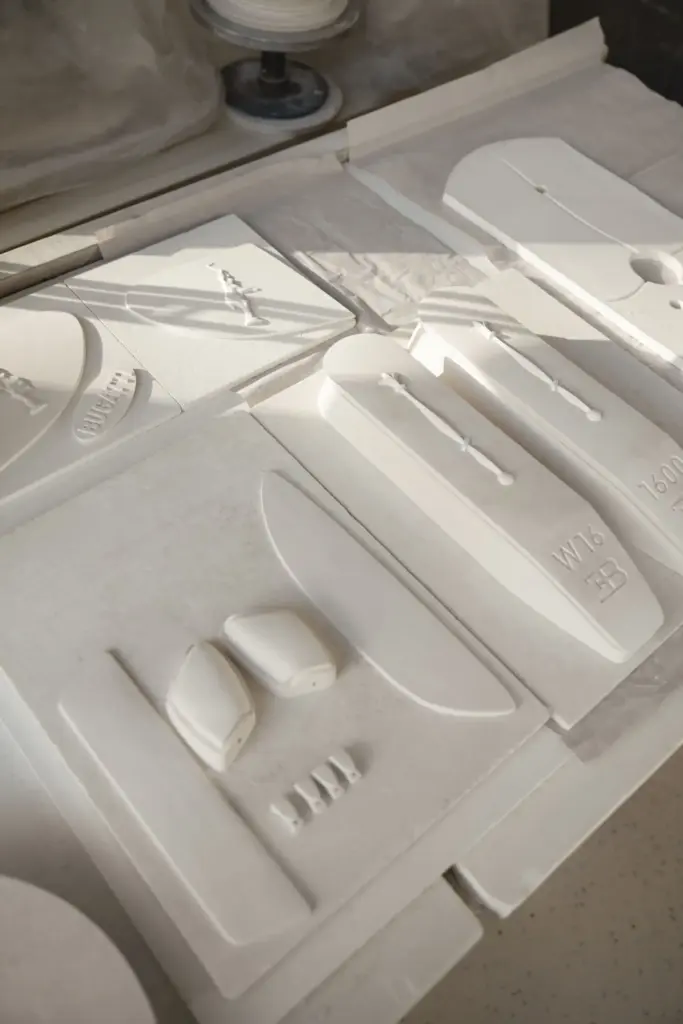 Blanc Éternel: El Bugatti W16 Mistral que coquetea con la porcelana más fina 29 Motor16 2026 BUGATTI Sur Mesure W16 Mistral blanc eternel 25 Motor16