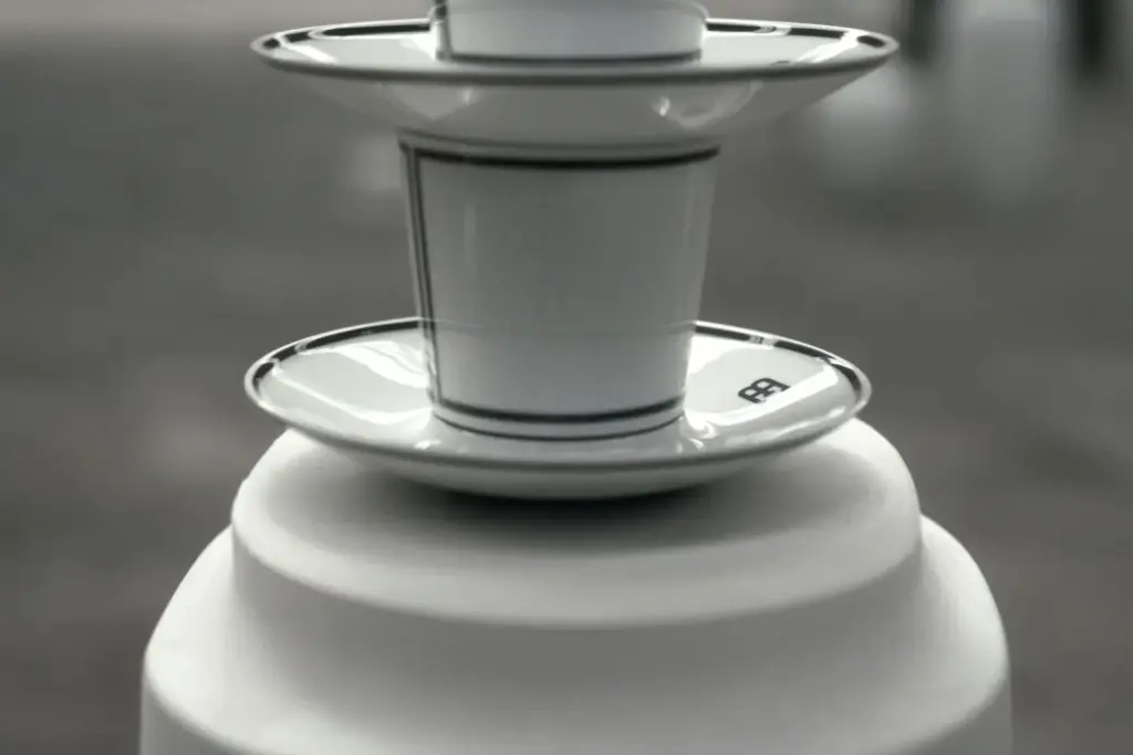 Blanc Éternel: El Bugatti W16 Mistral que coquetea con la porcelana más fina 26 Motor16 2026 BUGATTI Sur Mesure W16 Mistral blanc eternel 30 Motor16