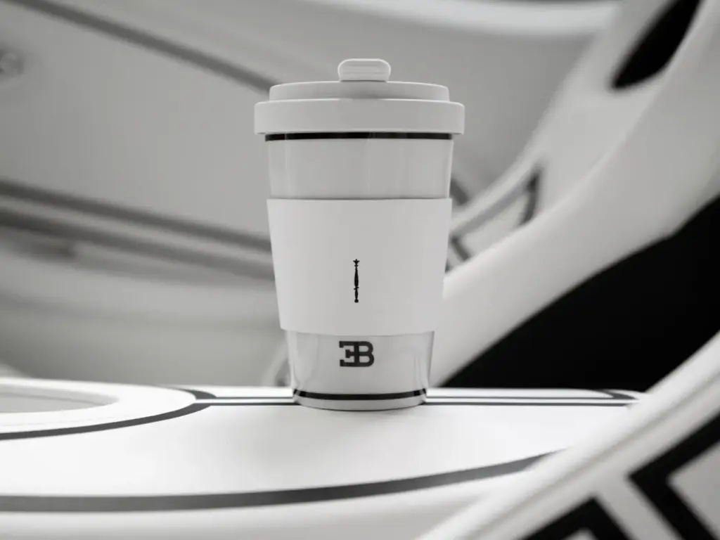 Blanc Éternel: El Bugatti W16 Mistral que coquetea con la porcelana más fina 25 Motor16 2026 BUGATTI Sur Mesure W16 Mistral blanc eternel 4 Motor16