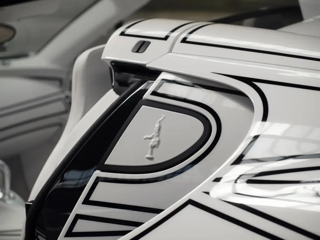 Blanc Éternel: El Bugatti W16 Mistral que coquetea con la porcelana más fina 15 Motor16 2026 BUGATTI Sur Mesure W16 Mistral blanc eternel 9 Motor16