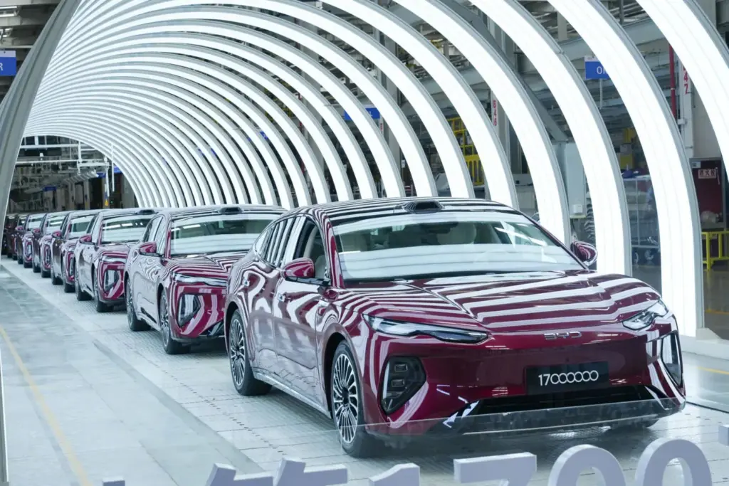 BYD alcanza los 17 millones de vehículos enchufables fabricados: uno cada siete segundos 1 Motor16 2026 BYD SEAL 08. BYD 17 millones NEV. Imagen fábrica.