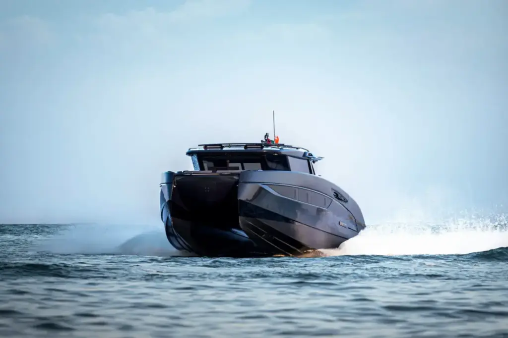 Brabus ha creado este Ultima 55, un catamarán con casi tres veces la potencia de un G 63 AMG 3 Motor16 2026 Brabus Ultima 55. Imagen movimiento.