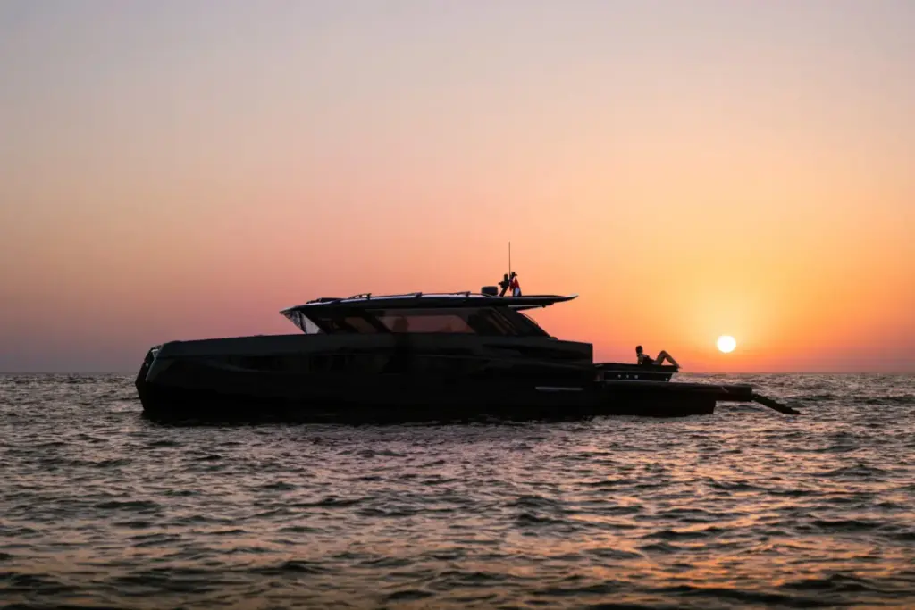 Brabus ha creado este Ultima 55, un catamarán con casi tres veces la potencia de un G 63 AMG 6 Motor16 2026 Brabus Ultima 55 catamaran 18 Motor16