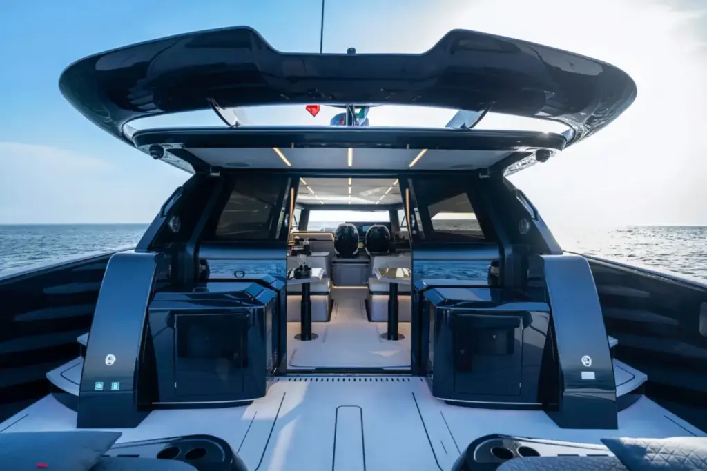 Brabus ha creado este Ultima 55, un catamarán con casi tres veces la potencia de un G 63 AMG 1 Motor16 2026 Brabus Ultima 55. Imagen exterior.