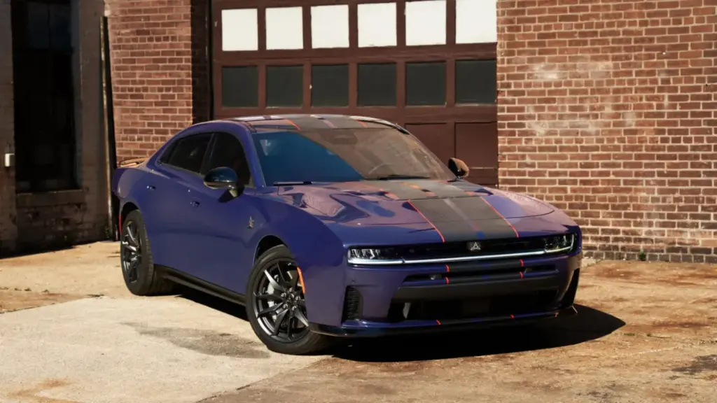 A todo color: Así celebra el Dodge Charger sus 60 años de trayectoria 1 Motor16 2026 Dodge Charger Purple Haze. Imagen exterior.
