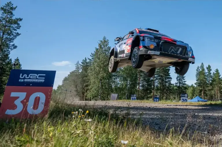 Fourmaux lidera el Rally de Finlandia con un temprano 1-2 de Hyundai en su 75º aniversario