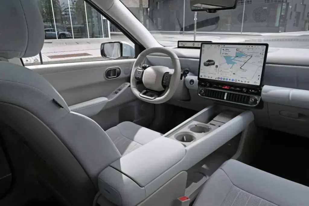 Así es el Hyundai Ioniq 3 que más verás por las calles: Sin el deportivo acabado N-Line 2 Motor16 2026 Hyundai Ioniq 3. Imagen interior.