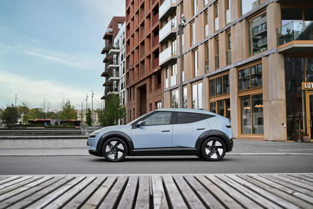 Así es el Hyundai Ioniq 3 que más verás por las calles: Sin el deportivo acabado N-Line 1 Motor16 2026 Hyundai Ioniq 3. Imagen lateral.