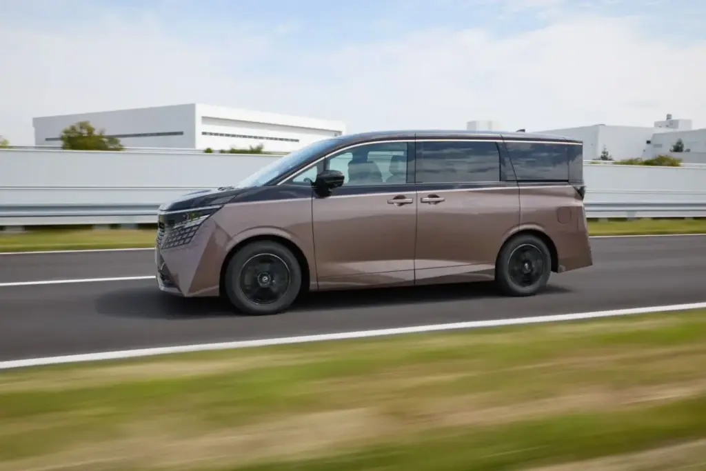 2026 Nissan Elgrand. Imagen movimiento.