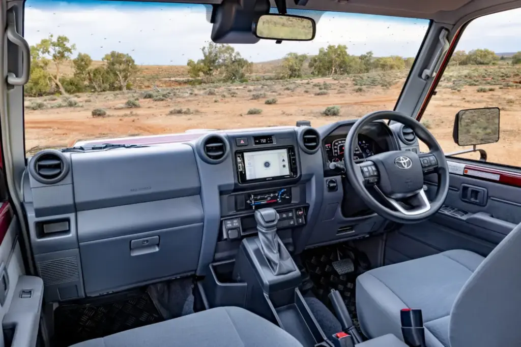 El incombustible Toyota Land Cruiser 70 se actualiza bajo el capó para no desaparecer del mapa 2 Motor16 2026 Toyota Land Cruiser 70. Imagen interior.