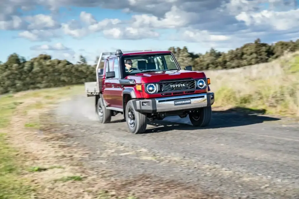 El incombustible Toyota Land Cruiser 70 se actualiza bajo el capó para no desaparecer del mapa 7 Motor16 2026 Toyota Land Cruiser Serie 70 Australia 12 Motor16