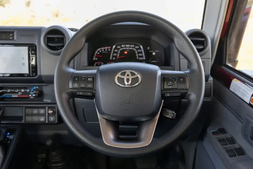El incombustible Toyota Land Cruiser 70 se actualiza bajo el capó para no desaparecer del mapa 11 Motor16 2026 Toyota Land Cruiser Serie 70 Australia 2 Motor16