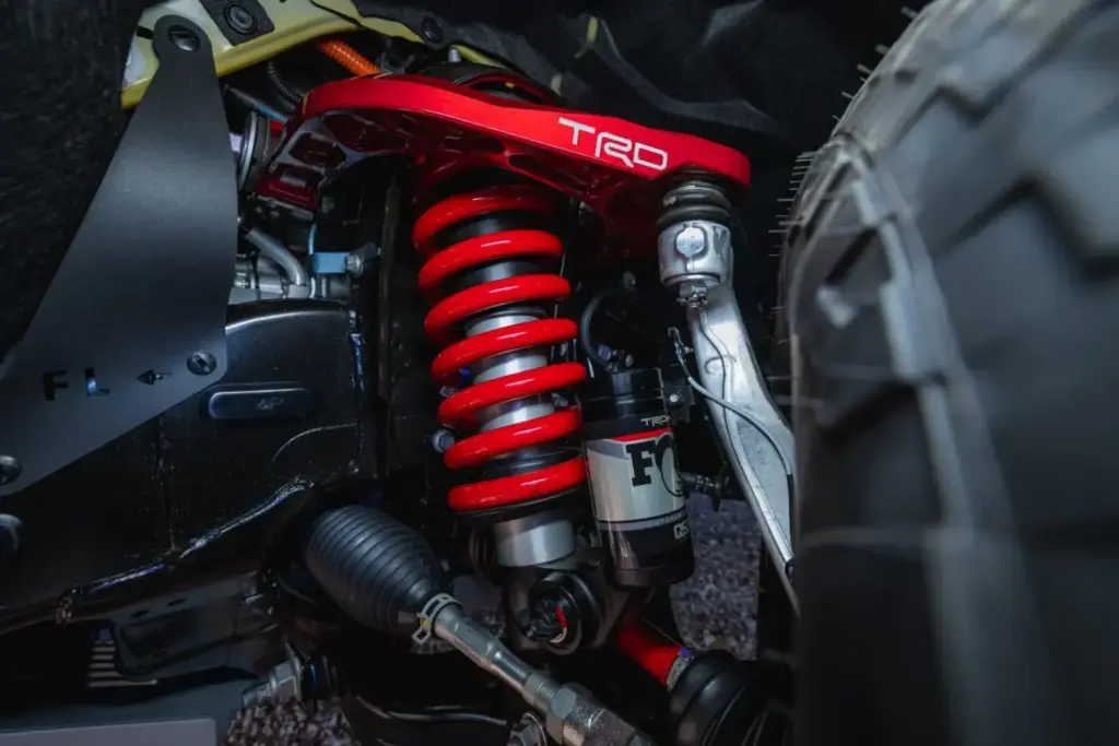 Los Toyota más aventureros del momento se visten de un exclusivo color amarillo 1 Motor16 2026 Toyota Gama TRD Pro. Imagen suspensión.
