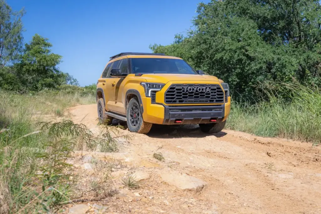 Los Toyota más aventureros del momento se visten de un exclusivo color amarillo 6 Motor16 2026 Toyota Sequoia TRD Pro HoneyComb 4 Motor16