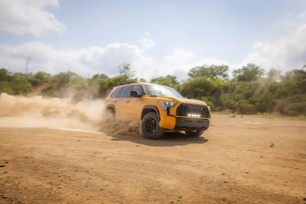 Los Toyota más aventureros del momento se visten de un exclusivo color amarillo 2 Motor16 2026 Toyota Gama TRD Pro. Imagen movimiento.
