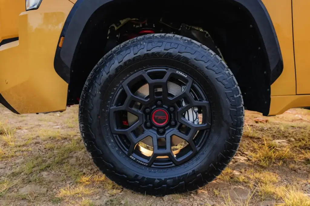 Los Toyota más aventureros del momento se visten de un exclusivo color amarillo 46 Motor16 2026 Toyota Tundra TRD Pro HoneComb 12 Motor16