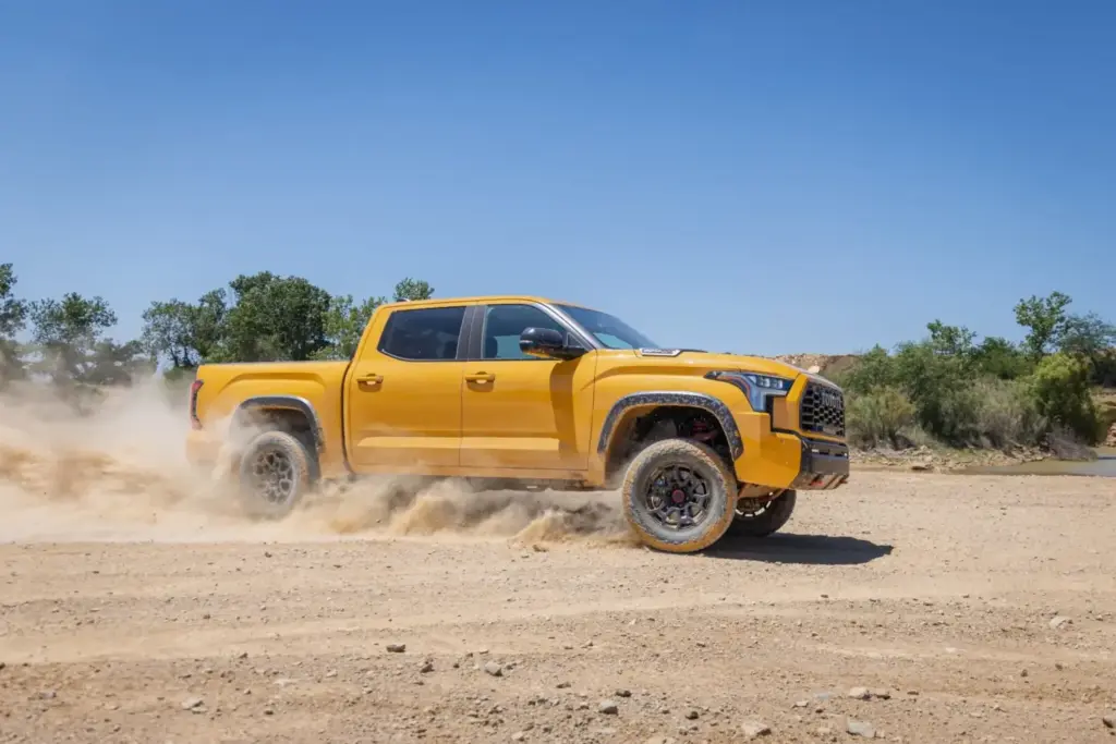 Los Toyota más aventureros del momento se visten de un exclusivo color amarillo 36 Motor16 2026 Toyota Tundra TRD Pro HoneComb 2 Motor16