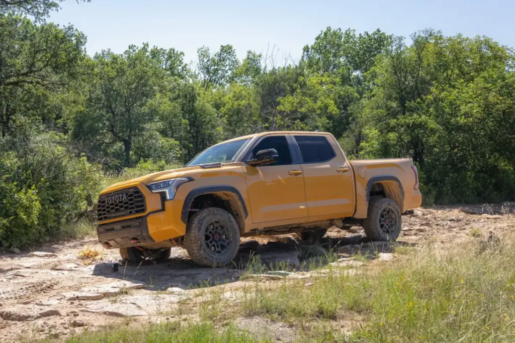 Los Toyota más aventureros del momento se visten de un exclusivo color amarillo 38 Motor16 2026 Toyota Tundra TRD Pro HoneComb 4 Motor16