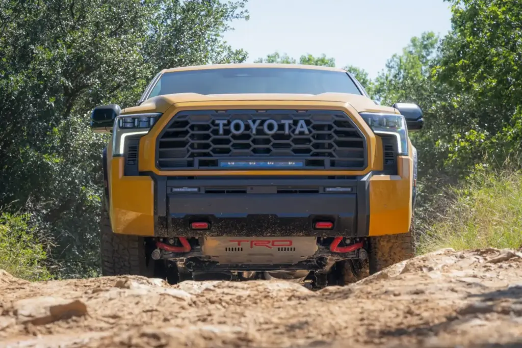 Los Toyota más aventureros del momento se visten de un exclusivo color amarillo 39 Motor16 2026 Toyota Tundra TRD Pro HoneComb 5 Motor16