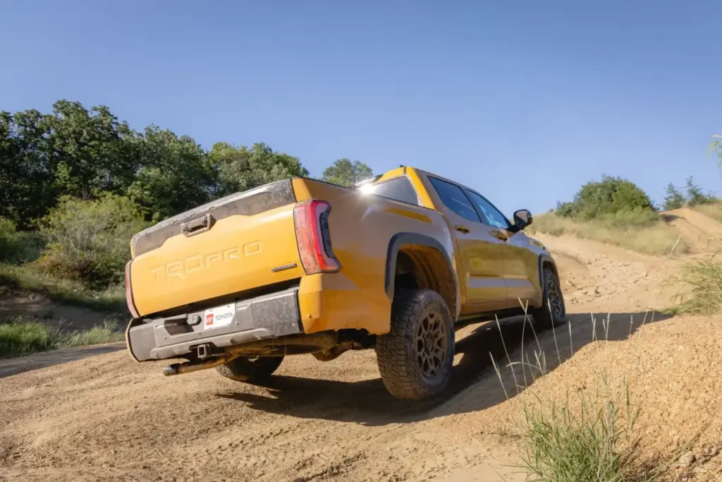 Los Toyota más aventureros del momento se visten de un exclusivo color amarillo 40 Motor16 2026 Toyota Tundra TRD Pro HoneComb 6 Motor16