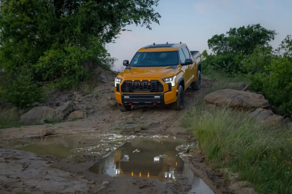 Los Toyota más aventureros del momento se visten de un exclusivo color amarillo 41 Motor16 2026 Toyota Tundra TRD Pro HoneComb 7 Motor16