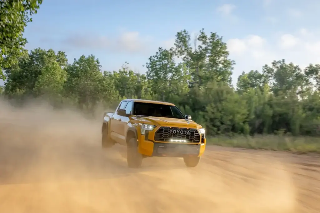 Los Toyota más aventureros del momento se visten de un exclusivo color amarillo 42 Motor16 2026 Toyota Tundra TRD Pro HoneComb 8 Motor16