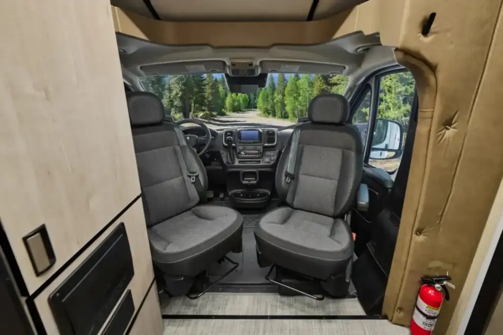 2026 Winnebago Elora Resa autocaravana 3 Motor16