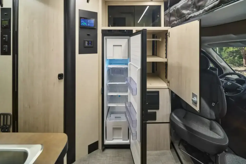 2026 Winnebago Elora Resa autocaravana 7 Motor16